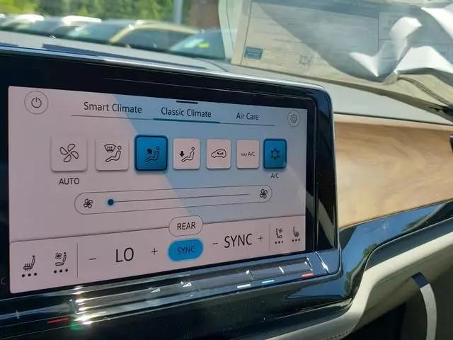 2026 Volkswagen Atlas SE with Technology
