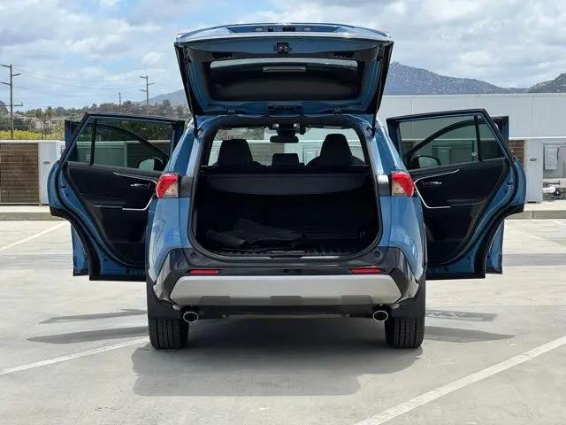 2022 Toyota RAV4 Hybrid SE