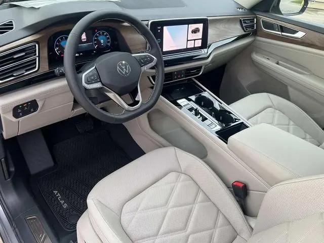 2026 Volkswagen Atlas SE with Technology