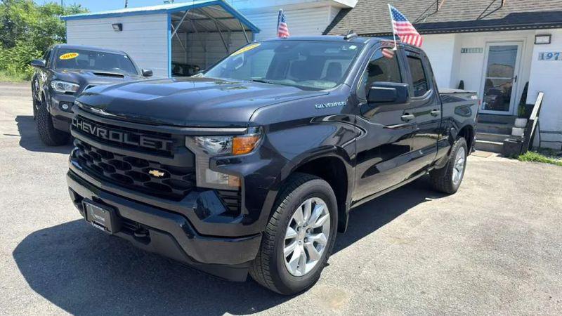 2022 Chevrolet Silverado 1500 4WD Double Cab Standard Bed Custom