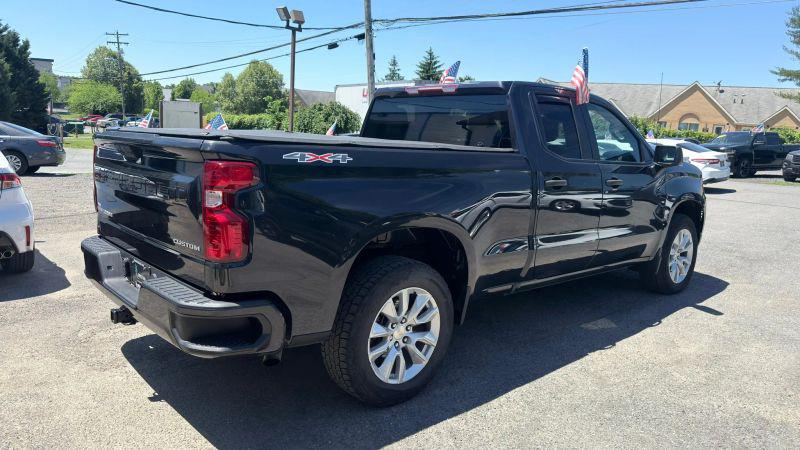 2022 Chevrolet Silverado 1500 4WD Double Cab Standard Bed Custom