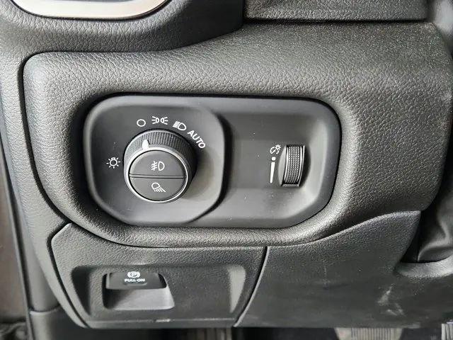 2026 Ram 1500 Express Crew Cab 4x4 5'7" Box