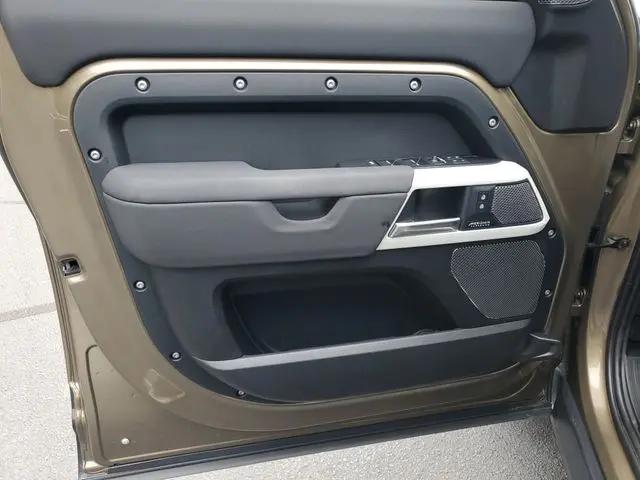 2023 Land Rover Defender 110 SE