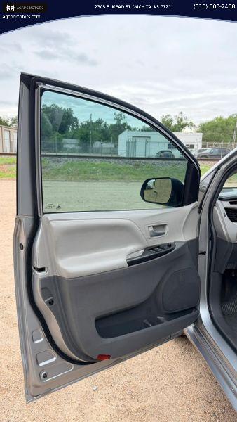 2016 Toyota Sienna LE 8 Passenger