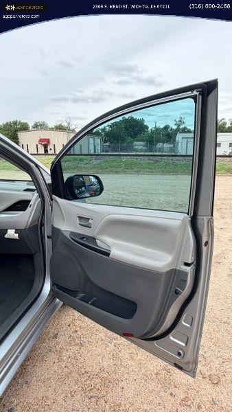 2016 Toyota Sienna LE 8 Passenger