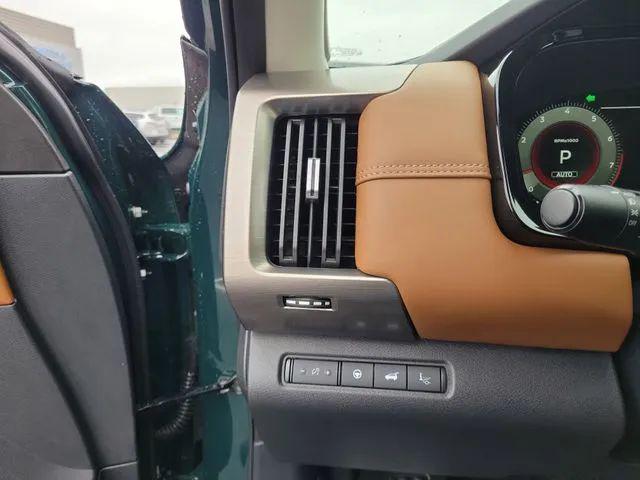 2025 Nissan Pathfinder Platinum 4WD