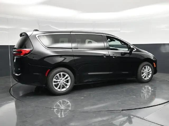 2027 Chrysler Pacifica Select AWD