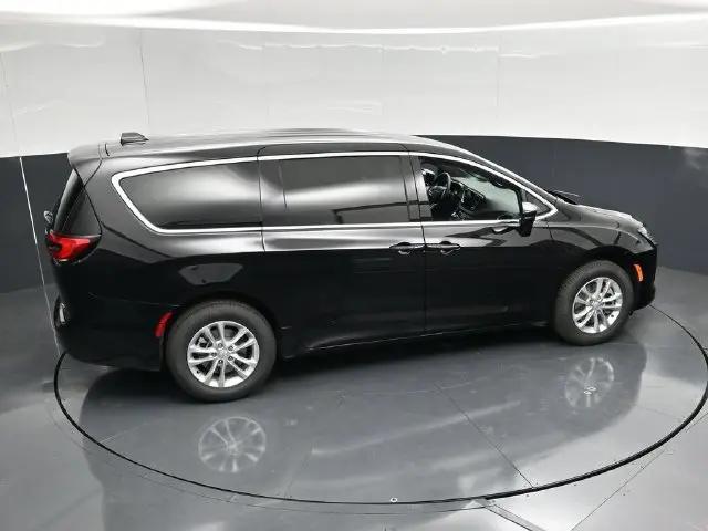 2027 Chrysler Pacifica Select AWD