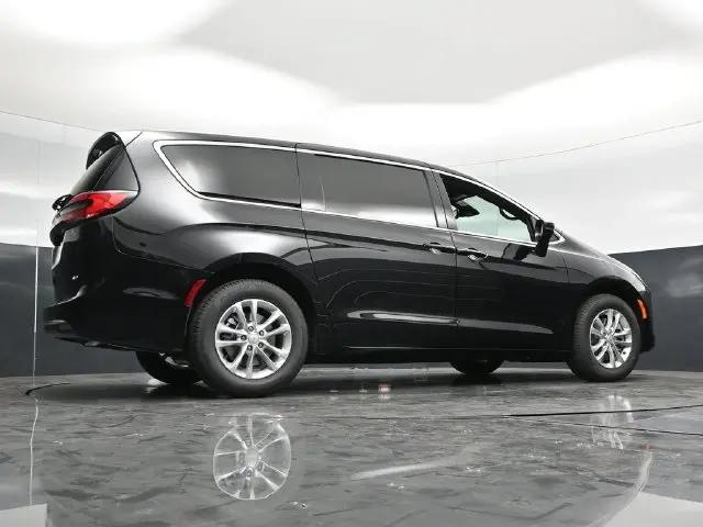 2027 Chrysler Pacifica Select AWD
