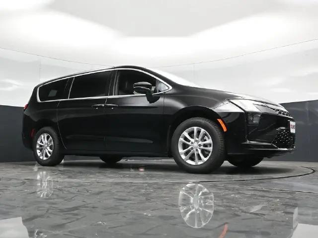 2027 Chrysler Pacifica Select AWD