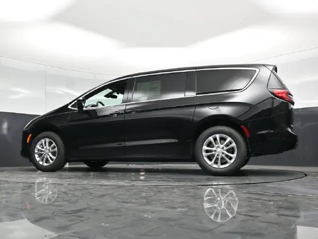 2027 Chrysler Pacifica Select AWD
