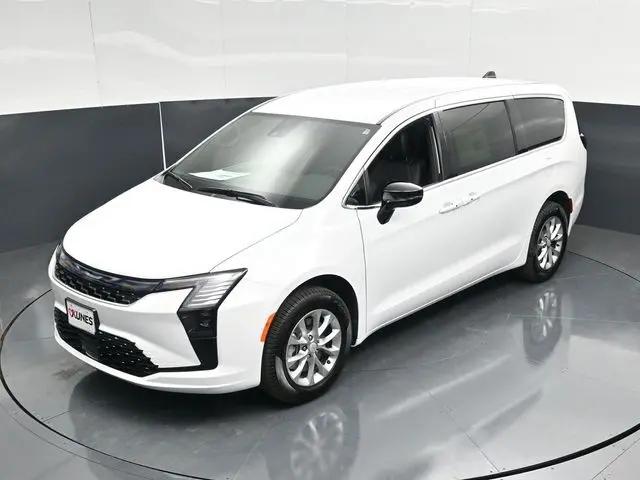2027 Chrysler Pacifica Select