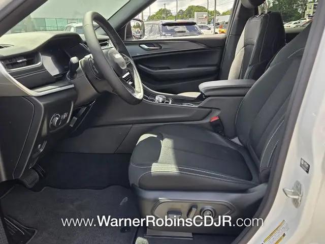 2026 Jeep Grand Cherokee Laredo 4x2