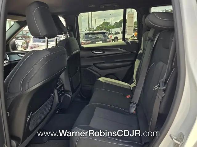2026 Jeep Grand Cherokee Laredo 4x2