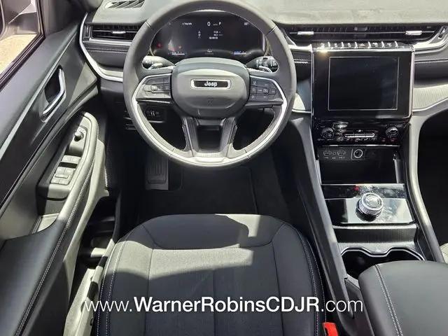 2026 Jeep Grand Cherokee Laredo 4x2