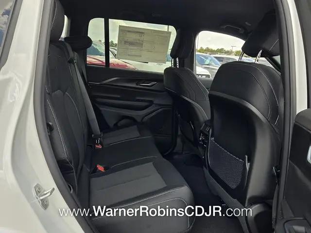 2026 Jeep Grand Cherokee Laredo 4x2