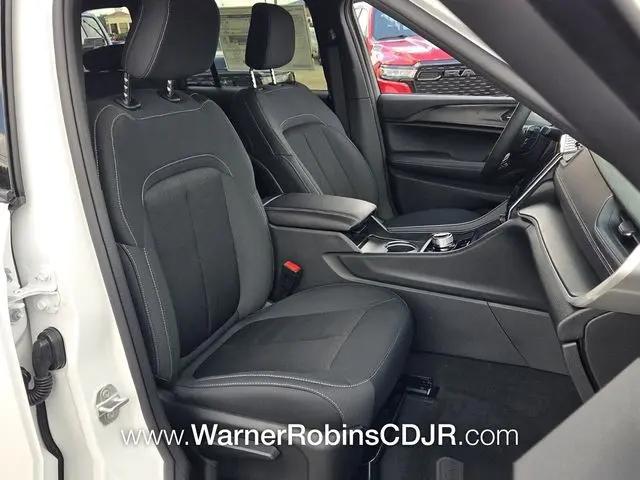2026 Jeep Grand Cherokee Laredo 4x2
