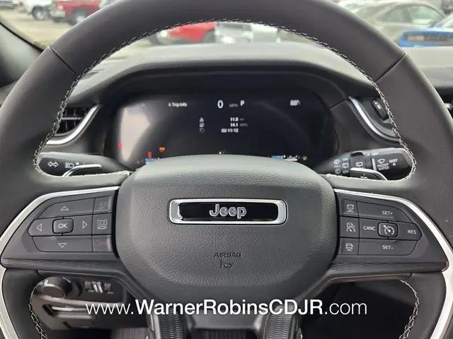 2026 Jeep Grand Cherokee Laredo 4x2