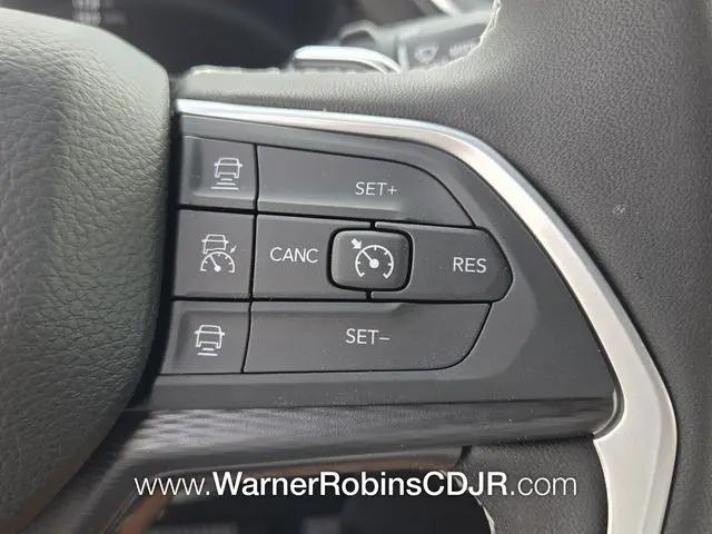 2026 Jeep Grand Cherokee Laredo 4x2