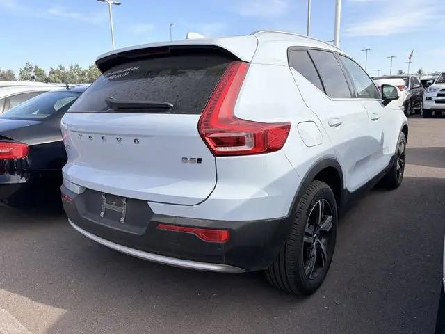 2025 Volvo XC40 B5 Core Bright Theme