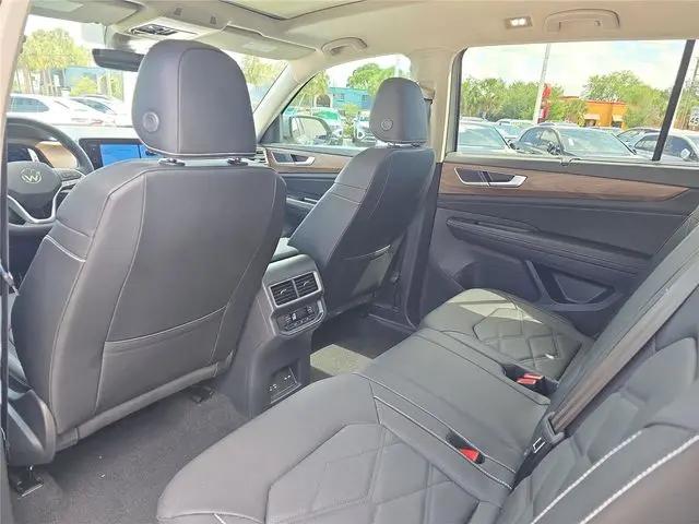 2026 Volkswagen Atlas SE with Technology