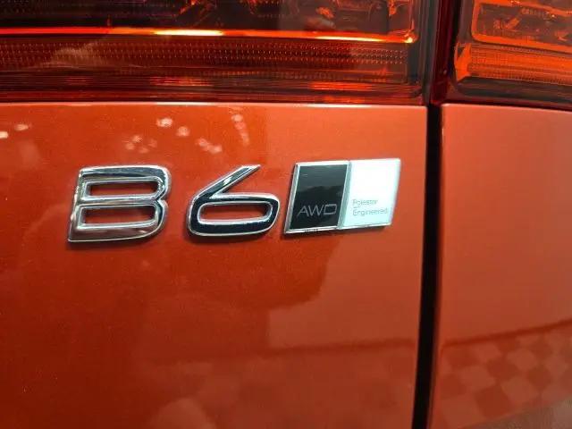 2023 Volvo XC60 B6 Ultimate Dark Theme