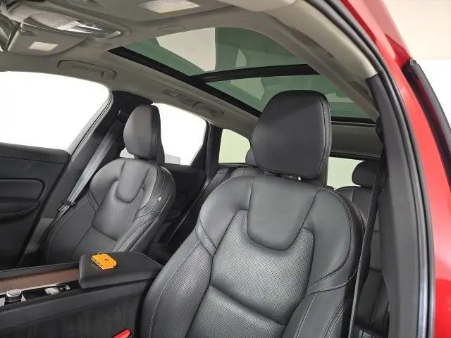 2023 Volvo XC60 B6 Ultimate Dark Theme