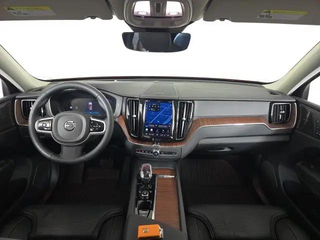 2023 Volvo XC60 B6 Ultimate Dark Theme