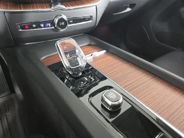 2023 Volvo XC60 B6 Ultimate Dark Theme