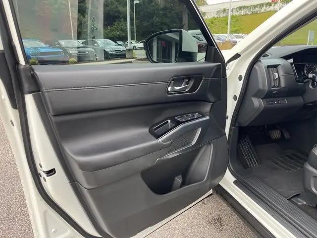 2023 Nissan Pathfinder SL FWD