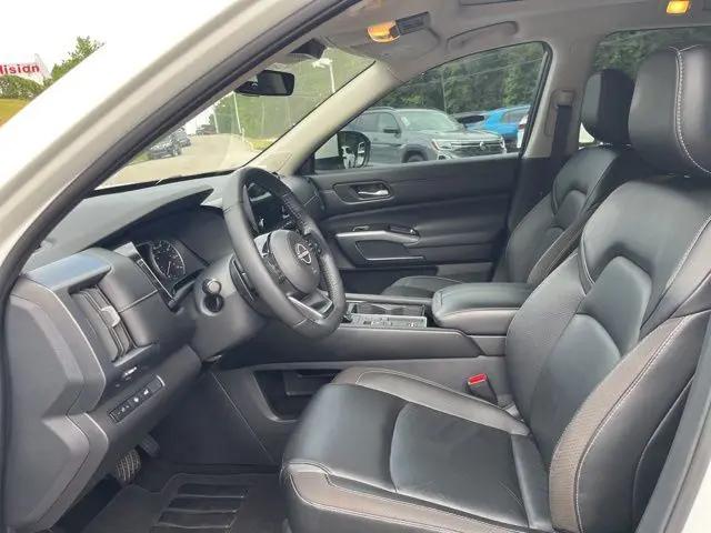 2023 Nissan Pathfinder SL FWD
