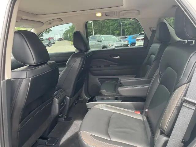 2023 Nissan Pathfinder SL FWD