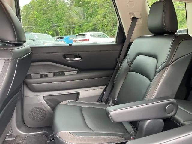 2023 Nissan Pathfinder SL FWD