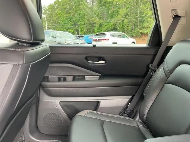 2023 Nissan Pathfinder SL FWD