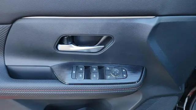 2025 Nissan Kicks SR FWD