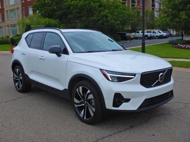 2025 Volvo XC40 B5 Plus Dark Theme