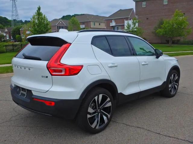 2025 Volvo XC40 B5 Plus Dark Theme