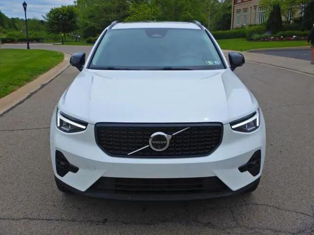2025 Volvo XC40 B5 Plus Dark Theme