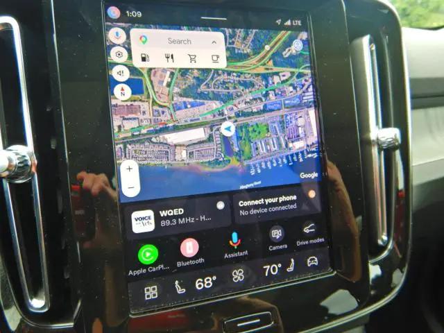 2025 Volvo XC40 B5 Plus Dark Theme