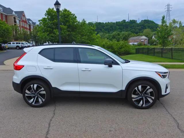 2025 Volvo XC40 B5 Plus Dark Theme