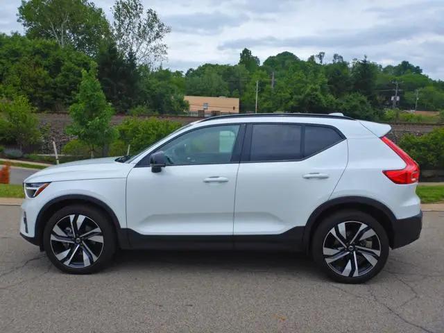 2025 Volvo XC40 B5 Plus Dark Theme