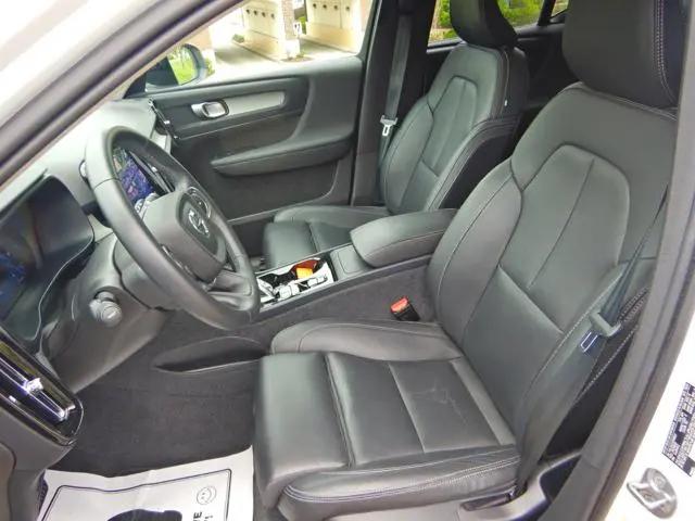 2025 Volvo XC40 B5 Plus Dark Theme