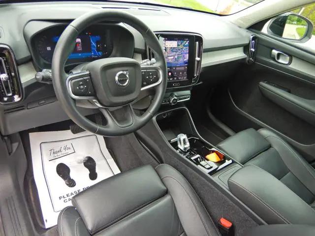 2025 Volvo XC40 B5 Plus Dark Theme