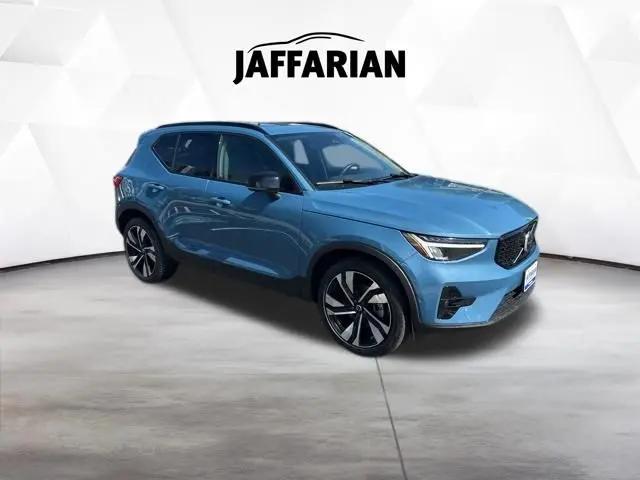 2023 Volvo XC40 B5 Plus Dark Theme