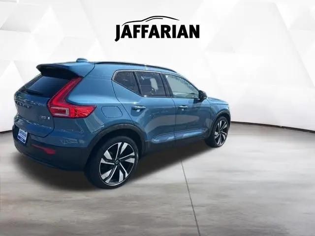 2023 Volvo XC40 B5 Plus Dark Theme
