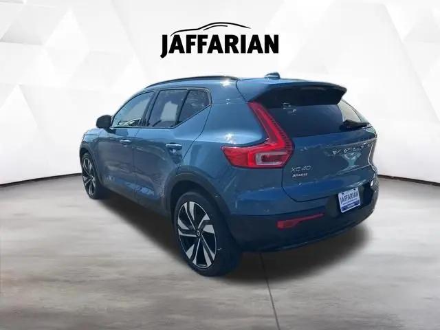 2023 Volvo XC40 B5 Plus Dark Theme