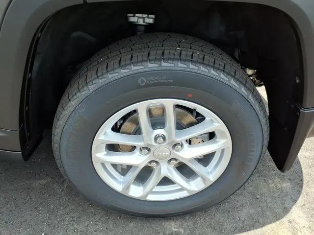 2026 Jeep Grand Cherokee Laredo 4x4