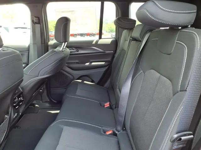 2026 Jeep Grand Cherokee Laredo 4x4
