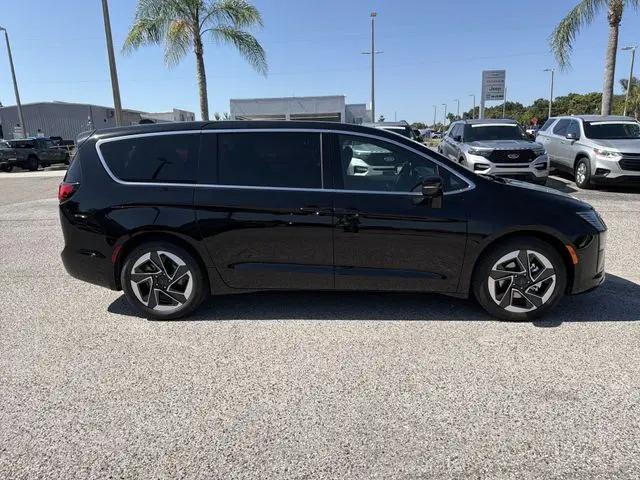 2027 Chrysler Pacifica Limited