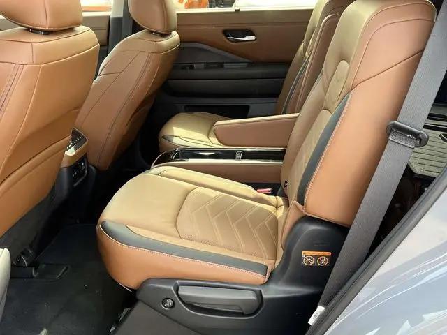 2025 Nissan Pathfinder Platinum FWD